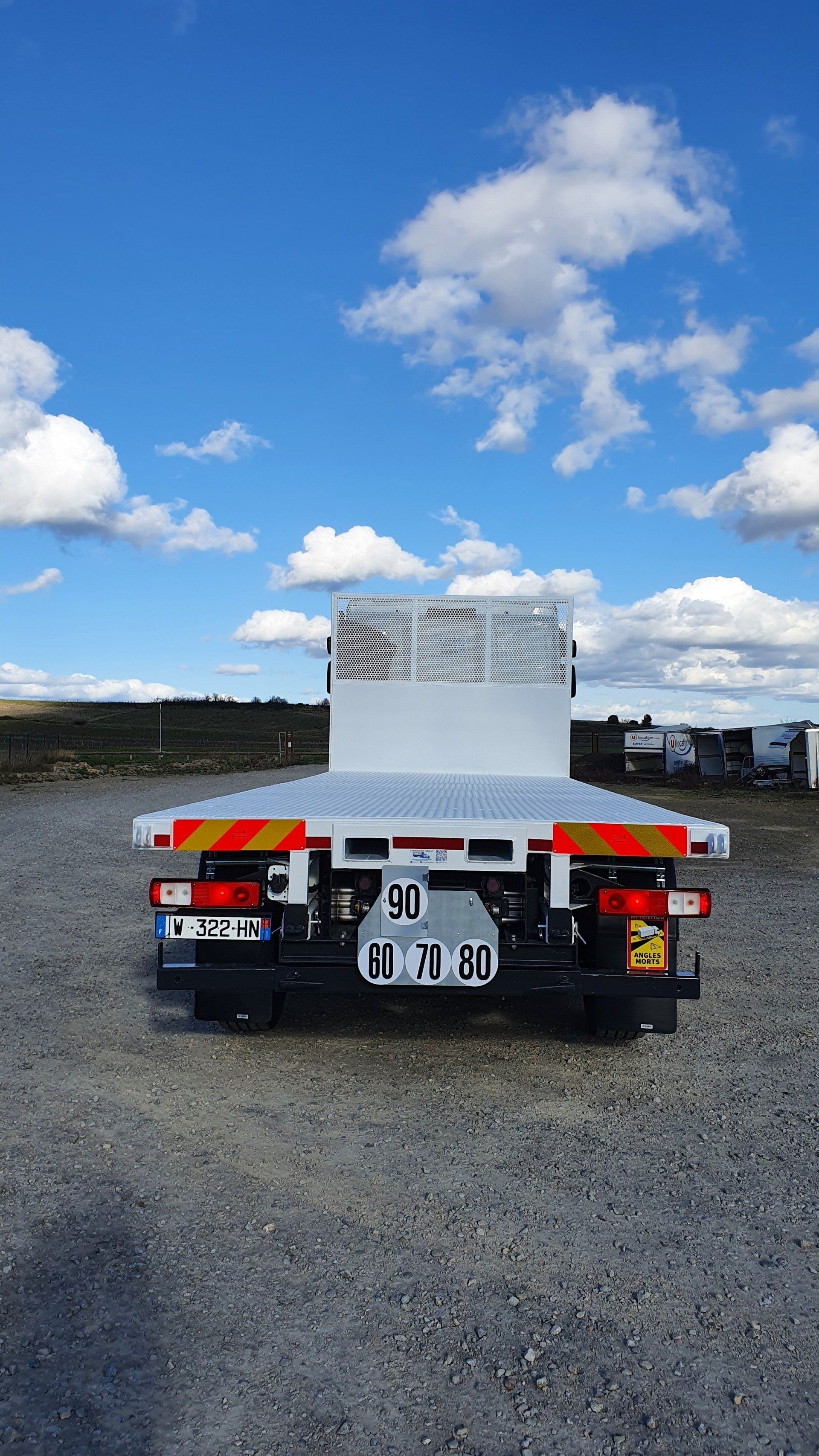 Véhicule utilitaire avec plateau