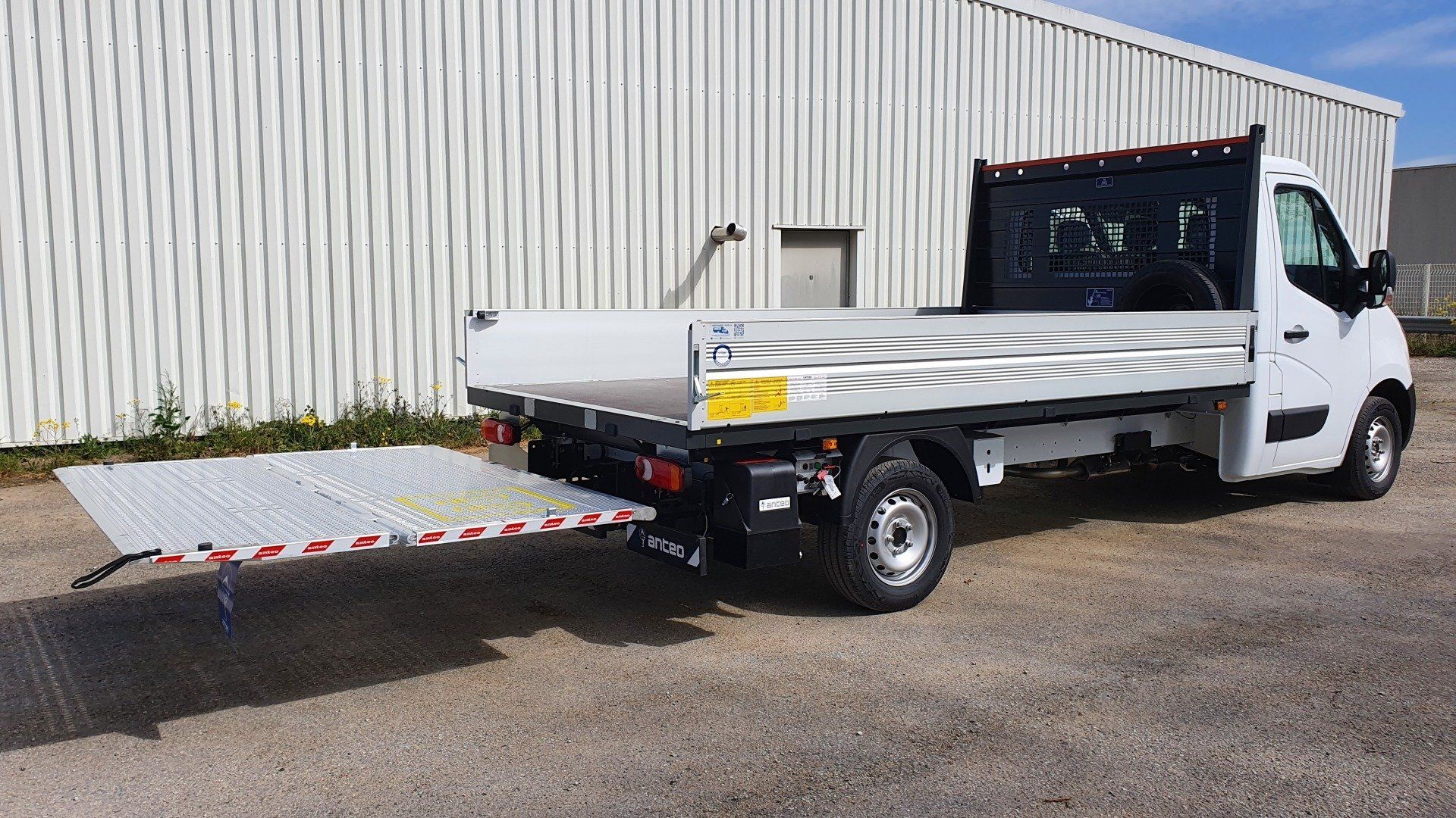 Véhicule utilitaire avec plateforme élévatrice