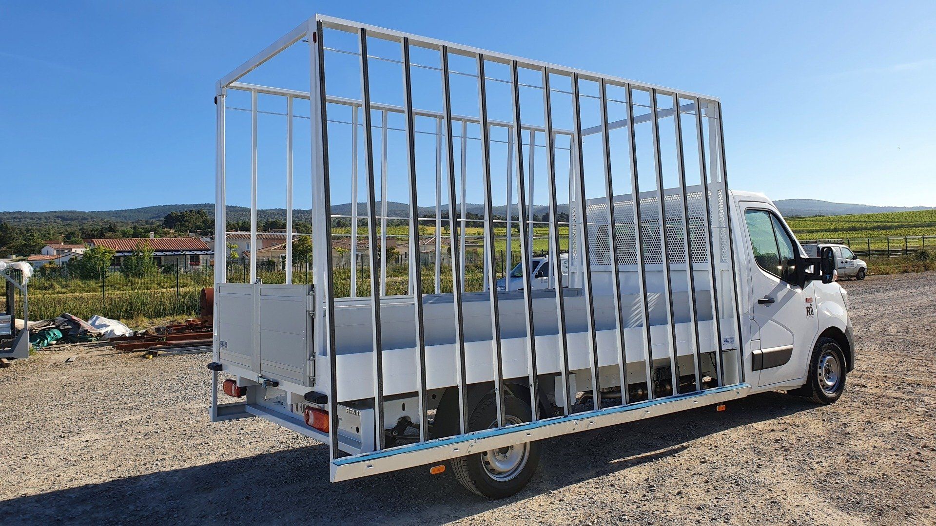 Véhicule utilitaire avec cage par Carrosserie Dejean