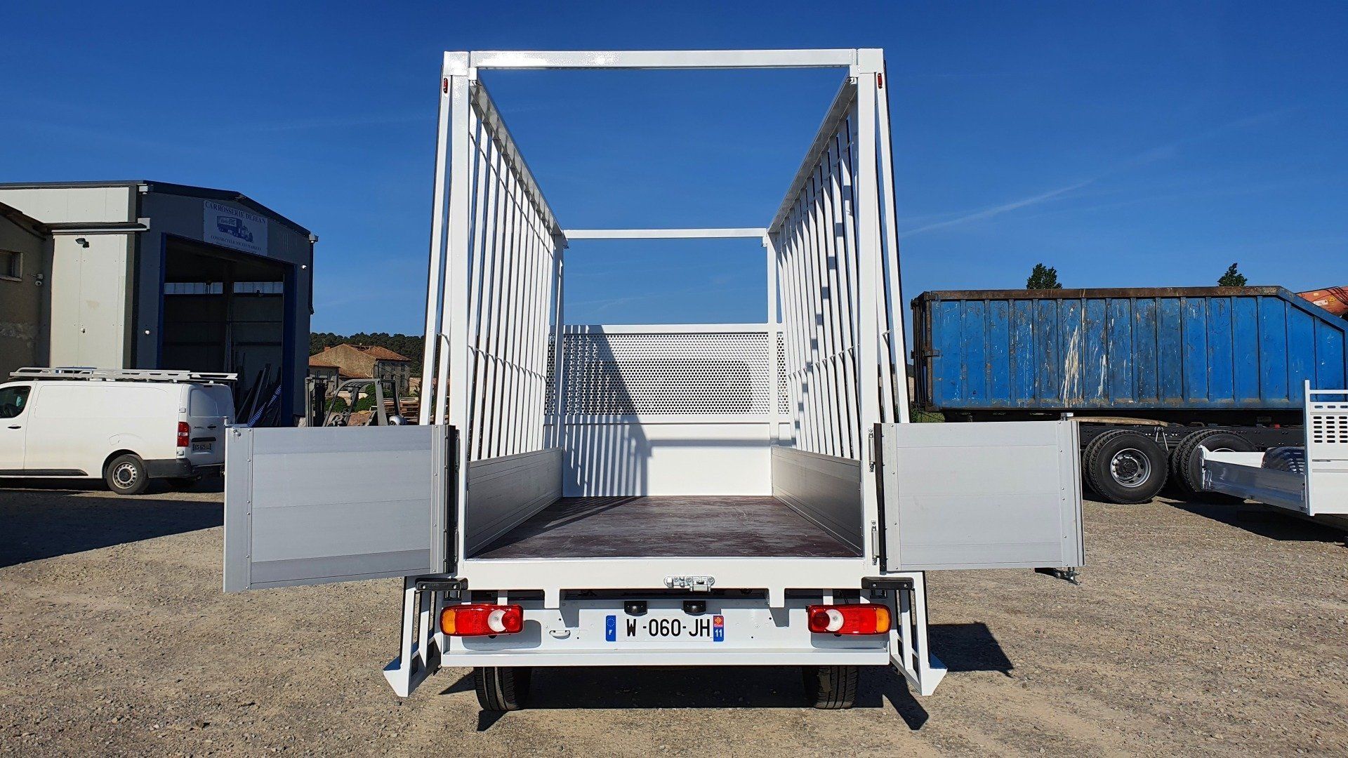 Véhicule utilitaire avec cage par Carrosserie Dejean à Carcassonne