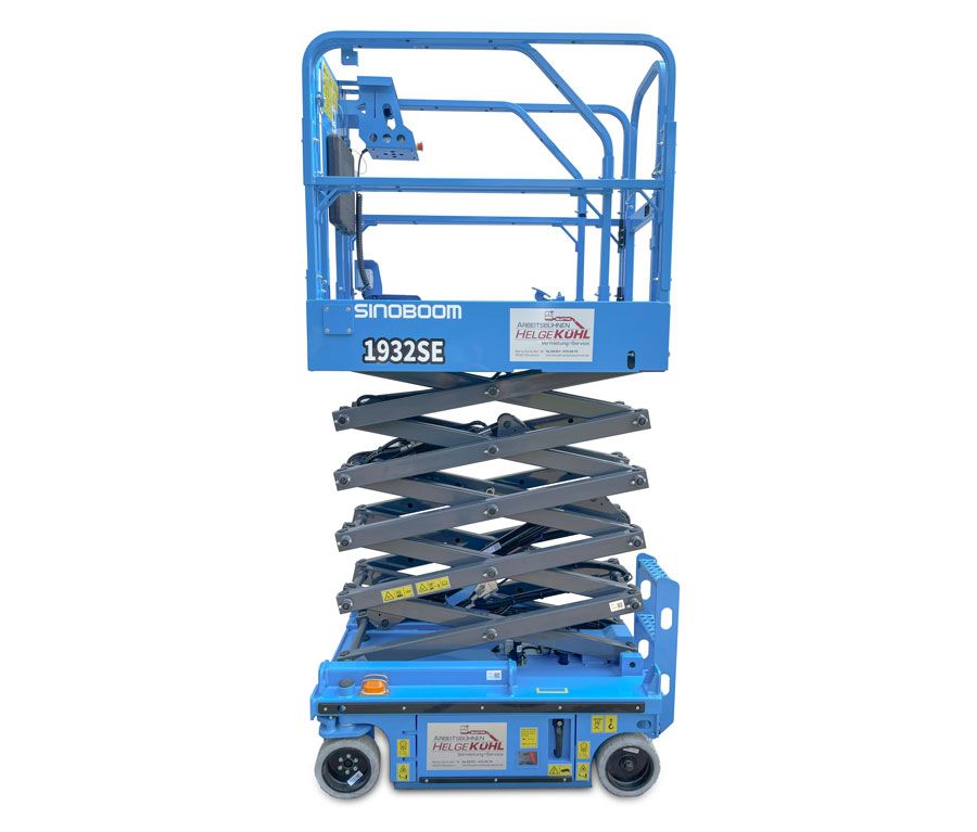 Eine blaue Scherenhebebühne mit Rädern auf weißem Hintergrund.