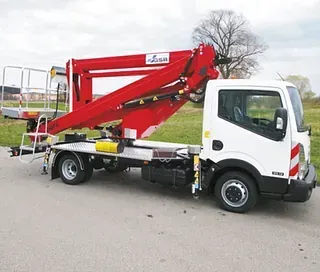 Ein rot-weißer Lastwagen mit einem daran befestigten Kran steht am Straßenrand.