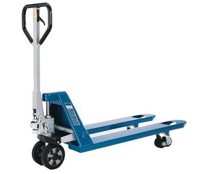 Ein blauer Hubwagen mit Rädern und einem Griff auf weißem Hintergrund.