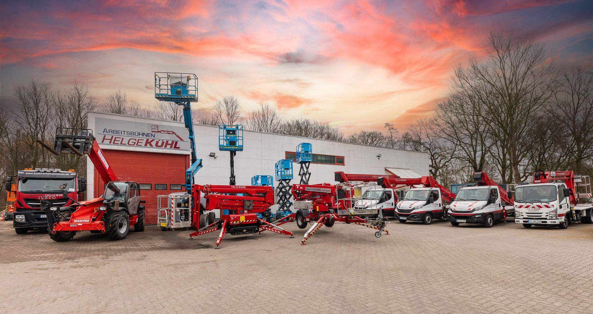 Eine Gruppe von Fahrzeugen parkt vor einem Gebäude.