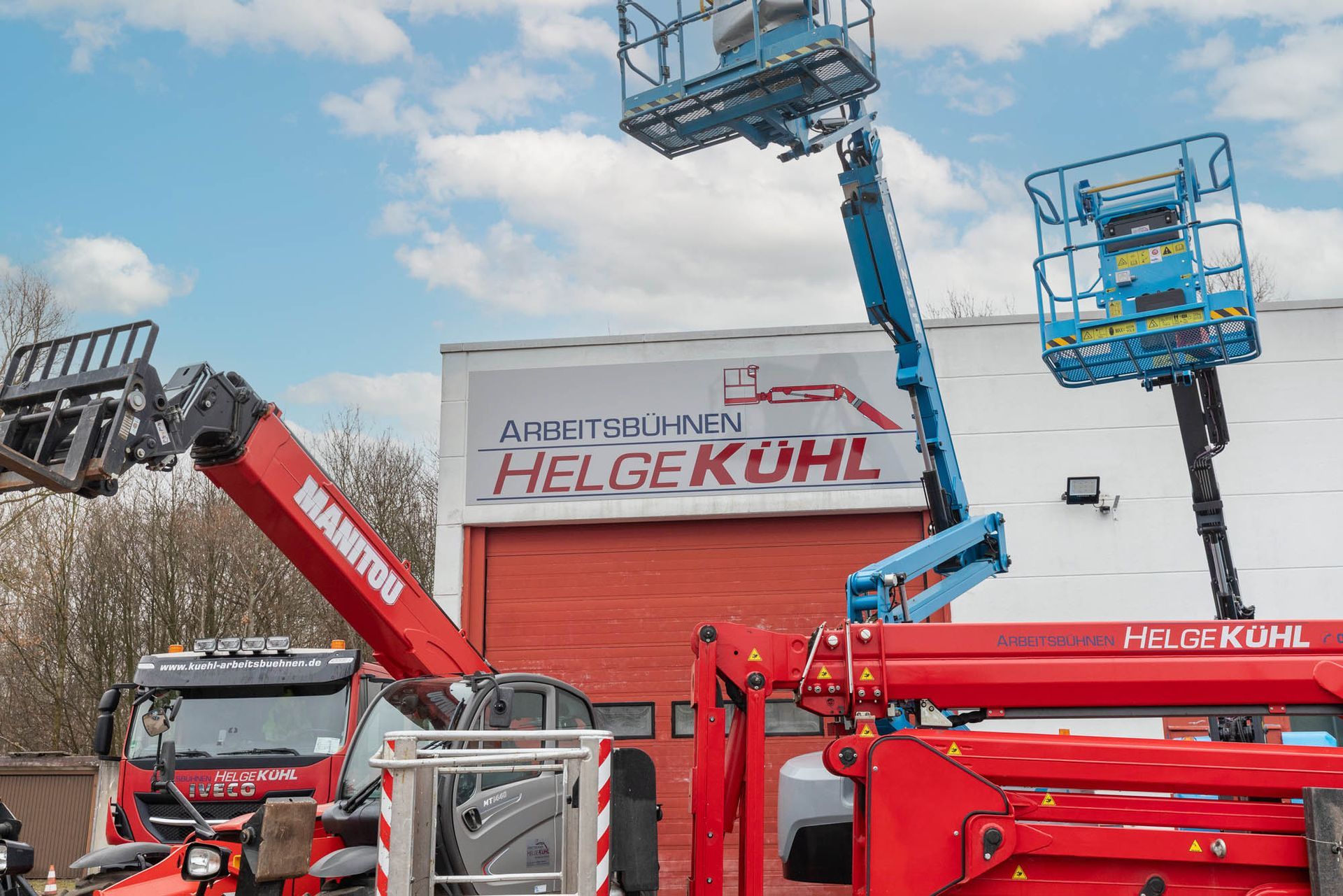 Vor einem Gebäude steht eine Gruppe von Hubarbeitsbühnen.