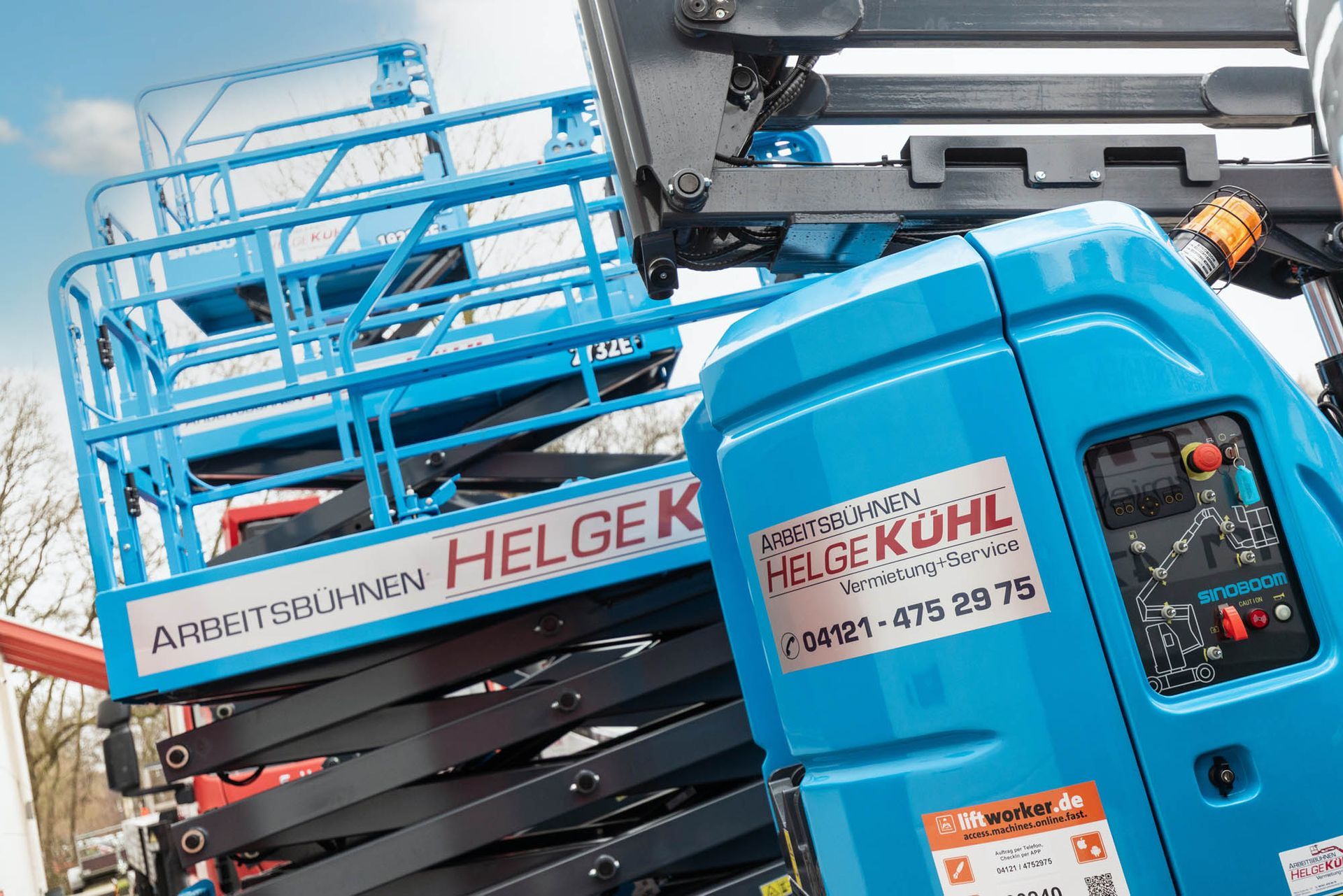 Ein blaues Fahrzeug mit dem Wort Helge darauf