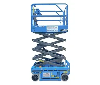 Eine blaue Scherenhebebühne steht auf einer weißen Fläche.