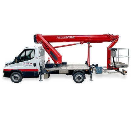 Ein rot-weißer Lastwagen mit einem daran befestigten Kran.