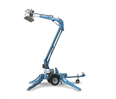 Auf einem Anhänger steht auf weißem Hintergrund eine blaue Hebebühne.