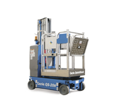 Ein blau-grauer Genie-Lift mit Rädern auf weißem Hintergrund.