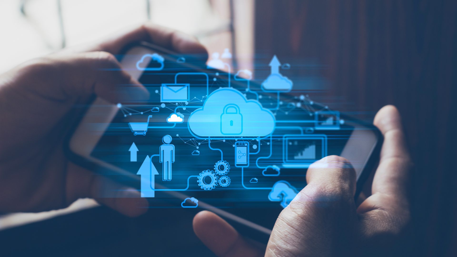 eine Person hält ein Smartphone mit einer Wolke und einem Schloss darauf