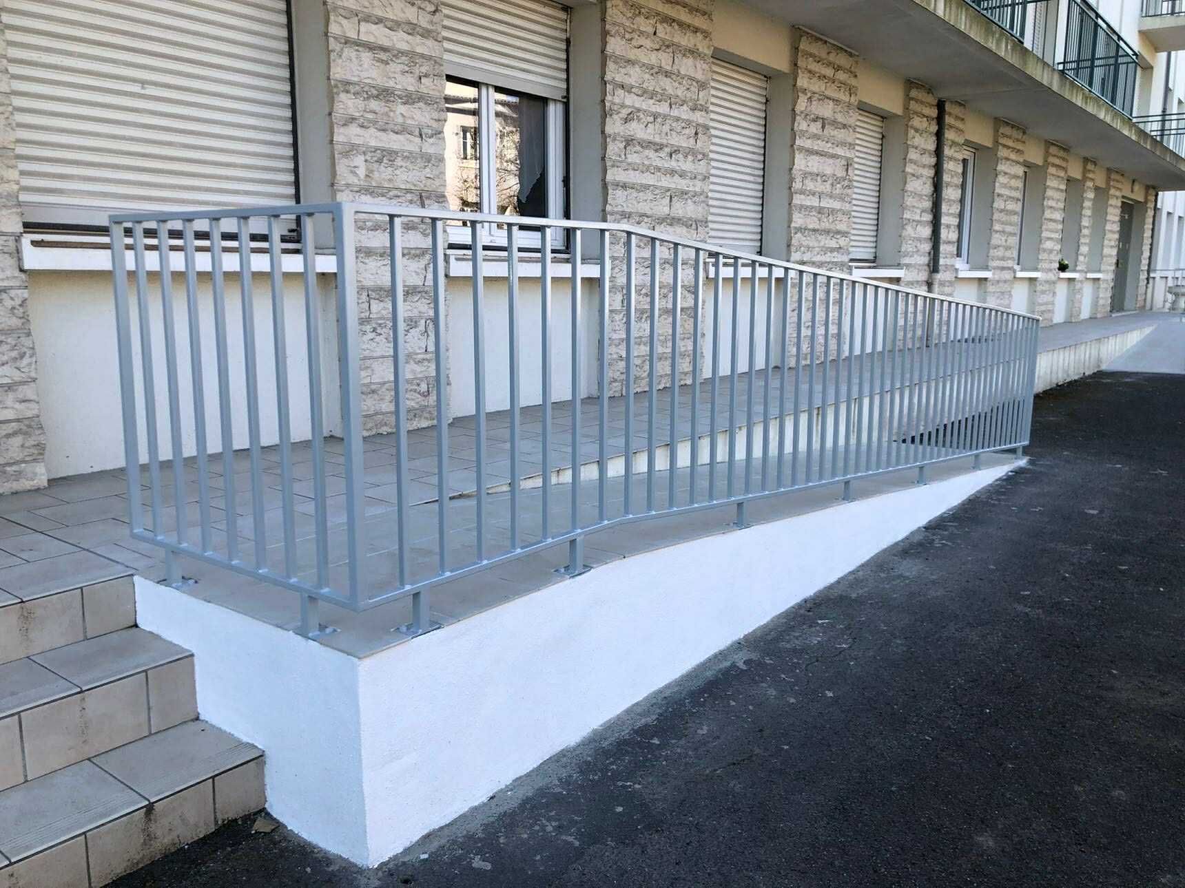 Une rampe en descente