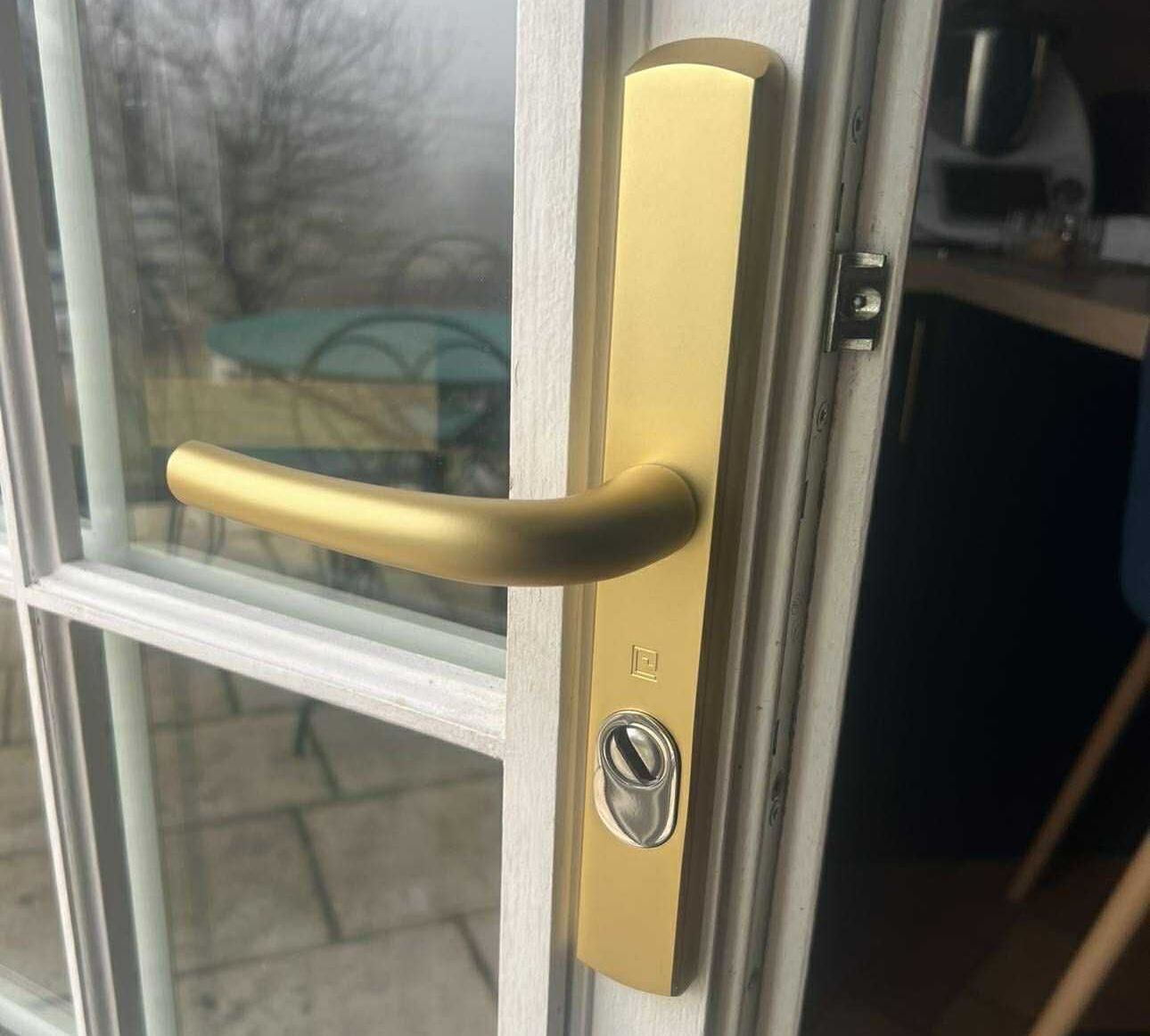 Une porte en bois avec une serrure dorée