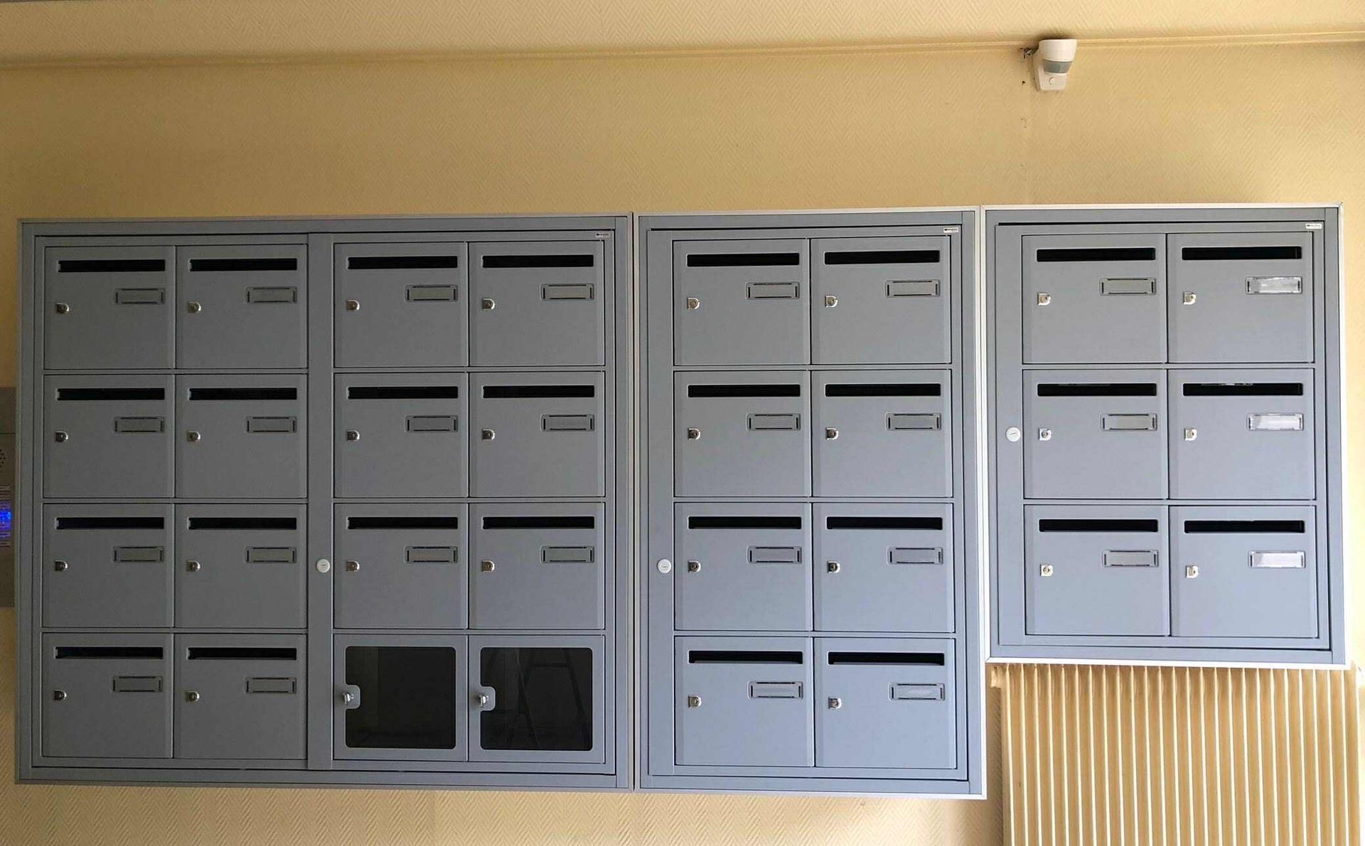 Plusieurs boîtes aux lettres fixées au mur