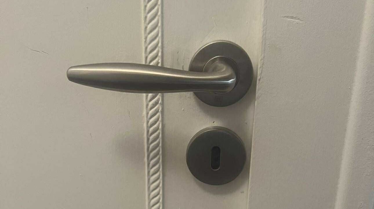 Une poignée sur une porte