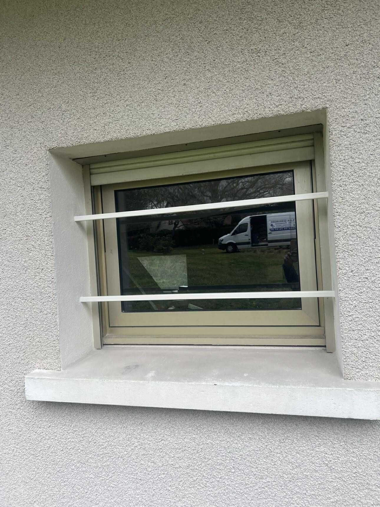 Des grilles de sécurité devant une fenêtre