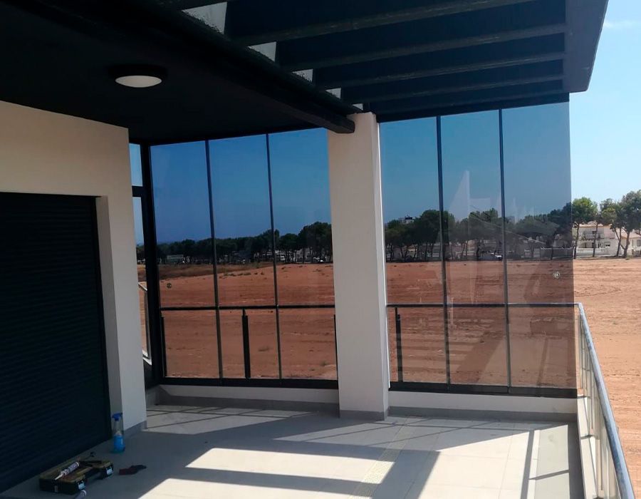 Un edificio con muchas ventanas y un balcón.