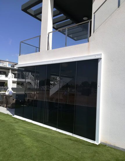 Un edificio con un balcón y una gran ventana.