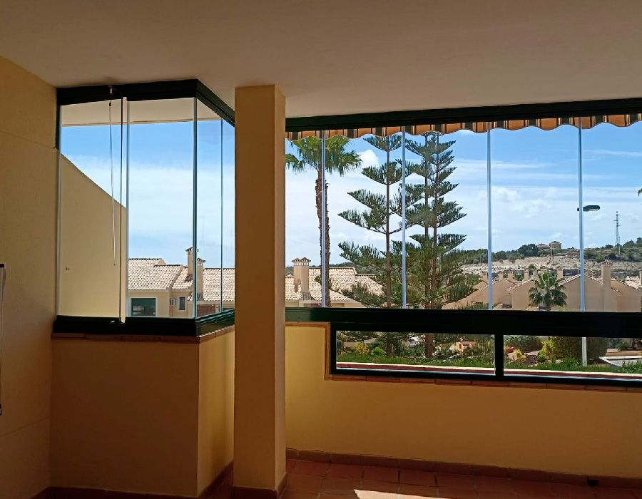 Una habitación con un gran ventanal con vistas a las palmeras.