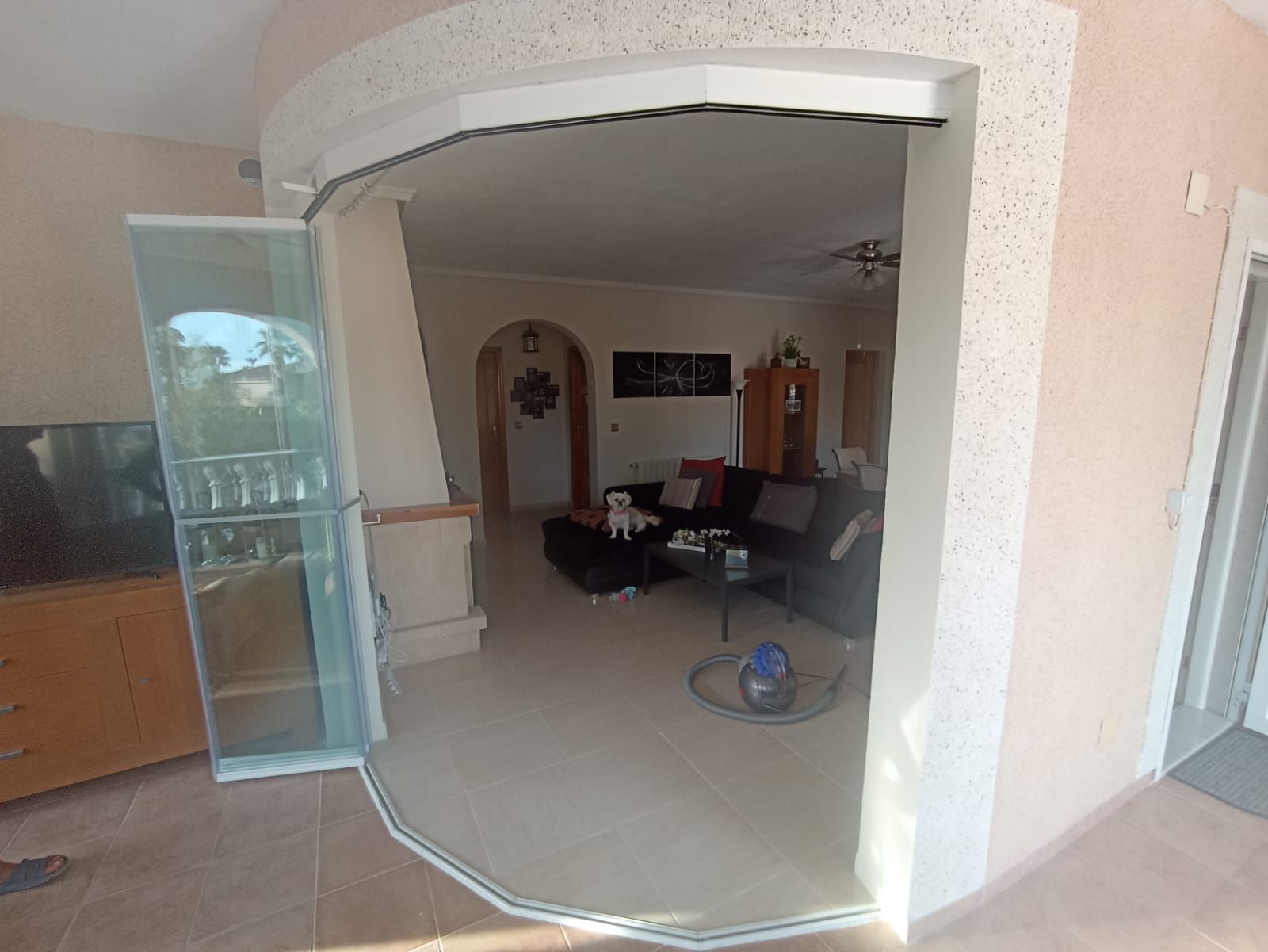 Una sala de estar con un sofá y una mesa.