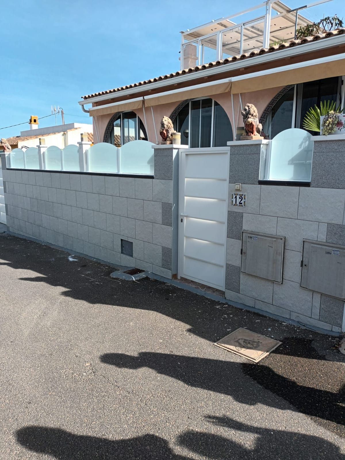 Una pared de ladrillos con el número 15