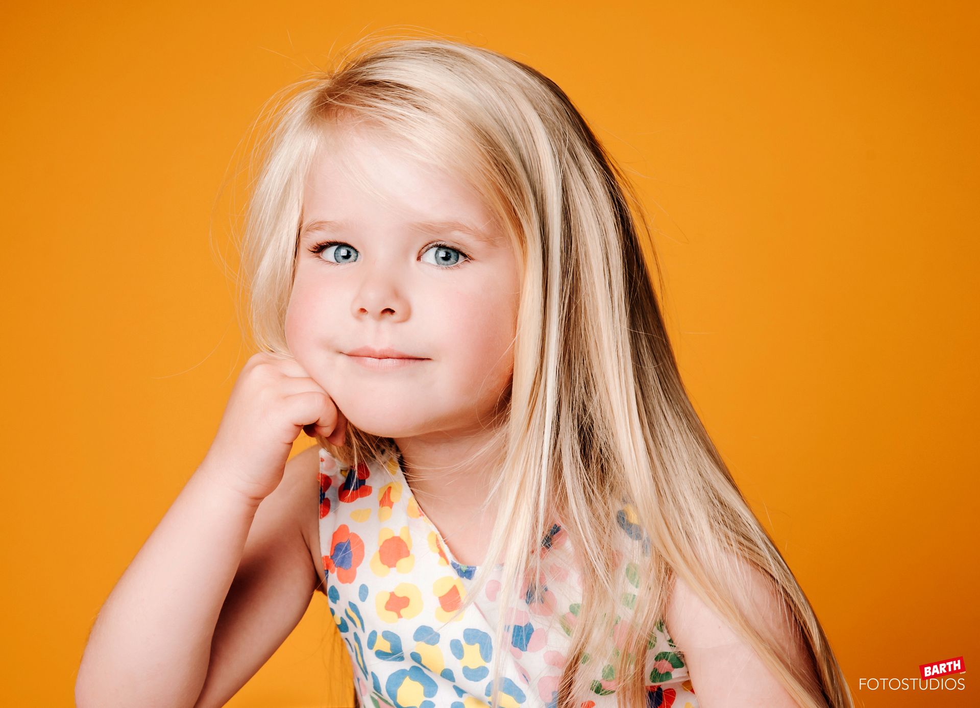 Blondes Mädchen vor gelbem Hintergrund im Fotostudio fotografiert