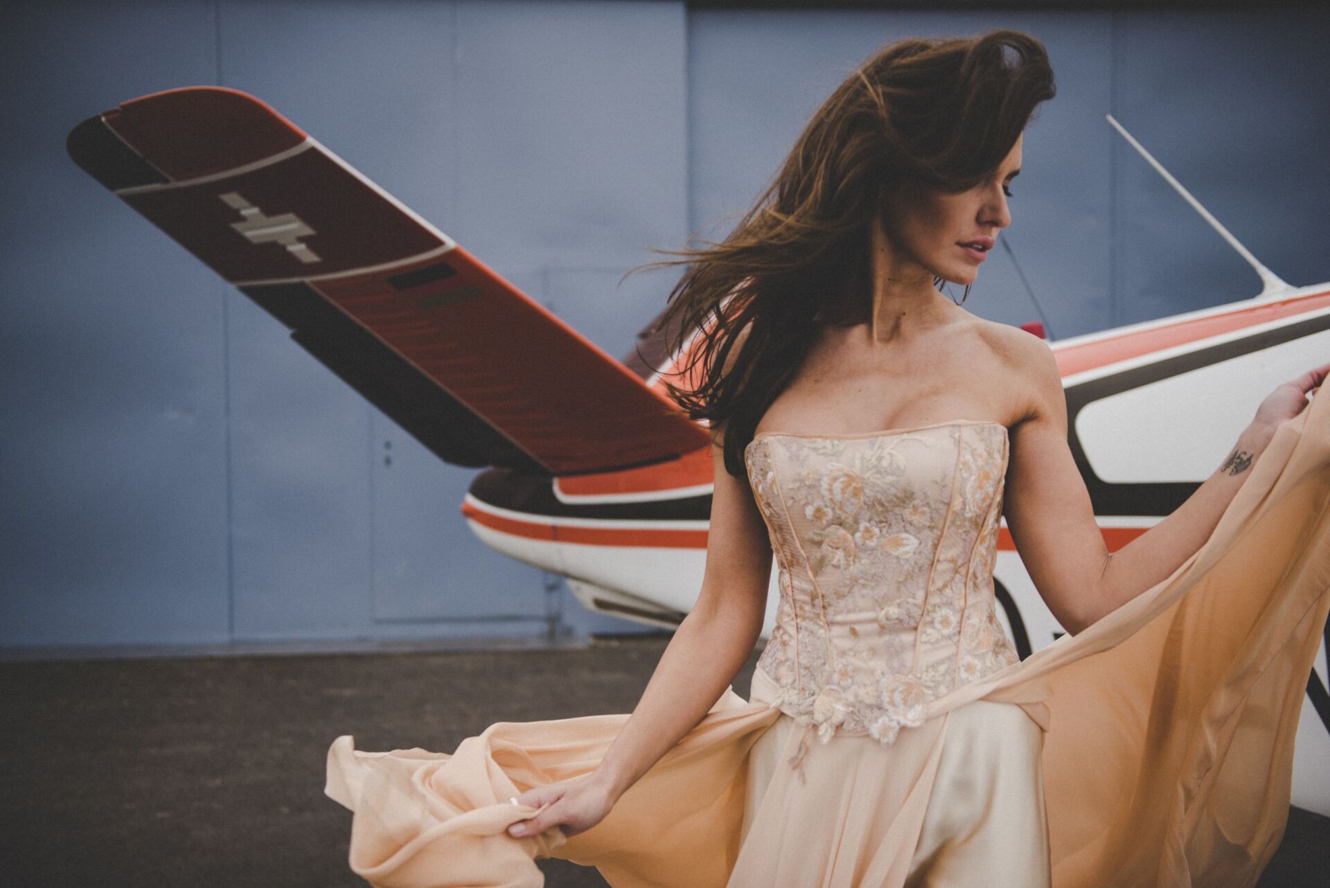 Portrait Frau Flugzeug