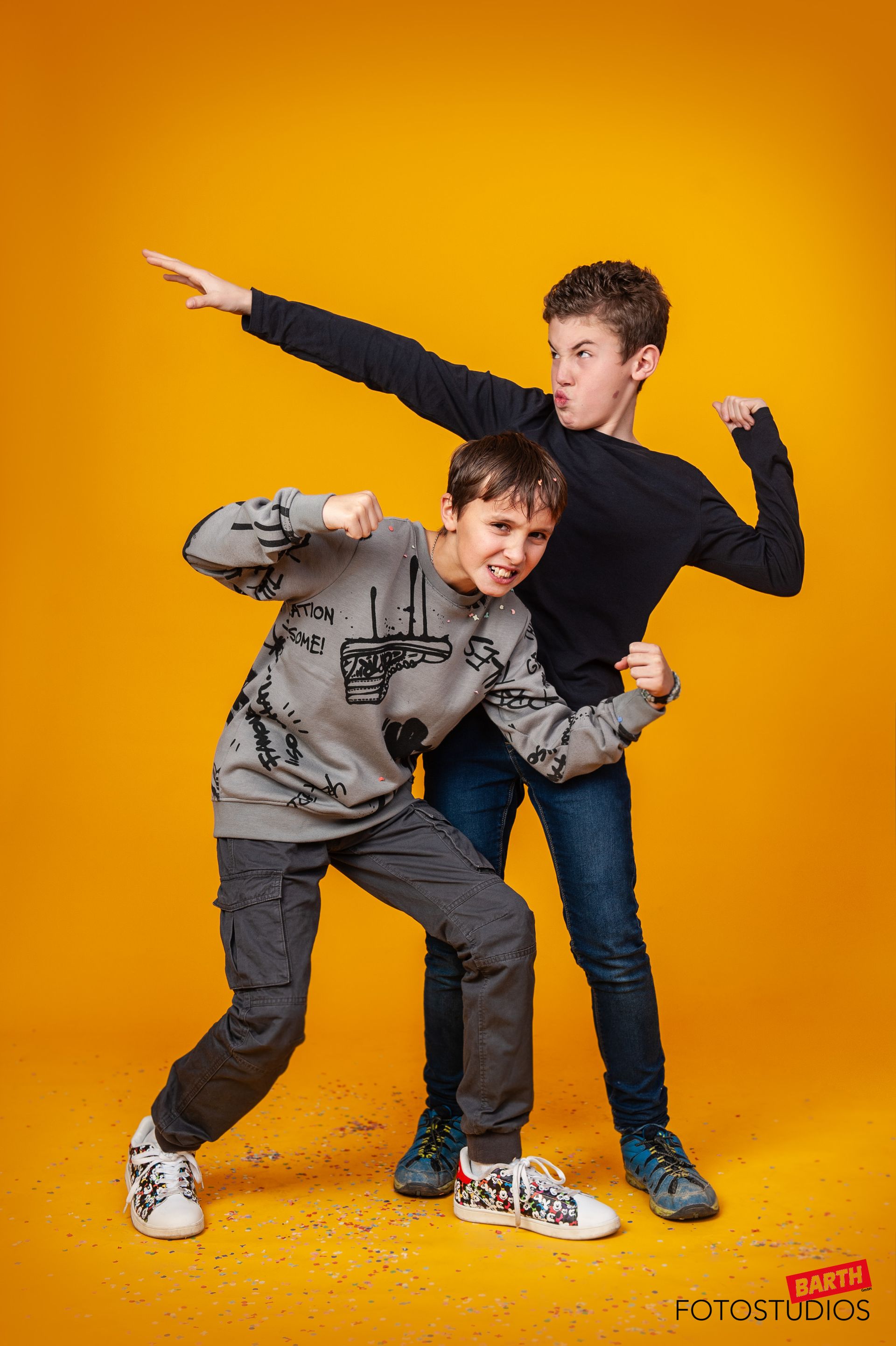Jungs vor gelb im Fotostudio Moers Foto Barth