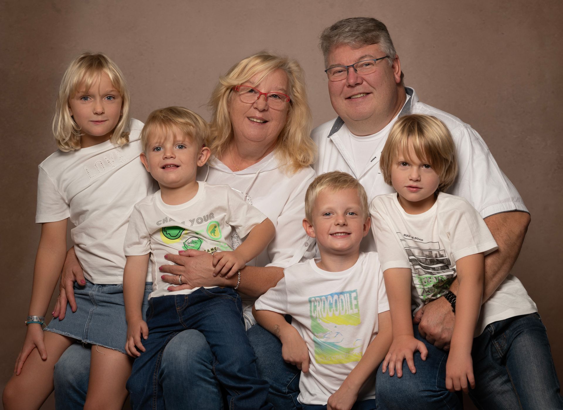Familienfoto mit 6 Personen im Fotostudio mit Großeltern und Enkelkindern