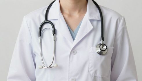 Médico con bata blanca y estetoscopio alrededor del cuello.