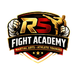 Logotipo de RS Fight Academy con texto dorado y rojo, guantes de boxeo y pancarta 