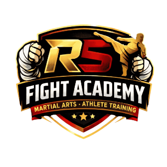 Logotipo de RS Fight Academy con texto dorado y rojo, guantes de boxeo y pancarta 