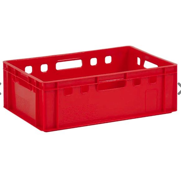 Eine rote Plastikkiste mit Löchern auf einem weißen Hintergrund.