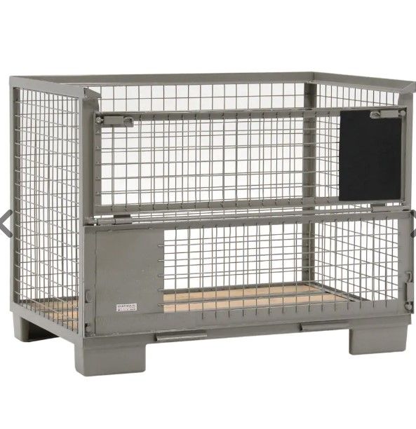 Ein Metallkäfig mit Holzboden und Tür
