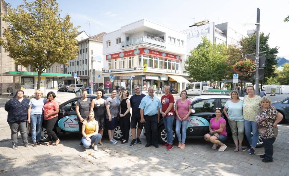 Die Praxisanleiterin mit einer Schülerin bei einer Unterrichtseinheit