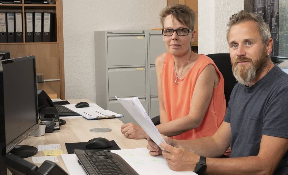 Zwei der Verwaltungsmitarbeiter am Arbeitsplatz