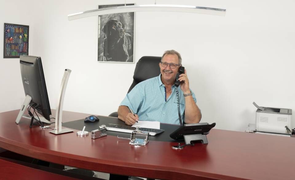 Der Inhaber an seinem Arbeitsplatz