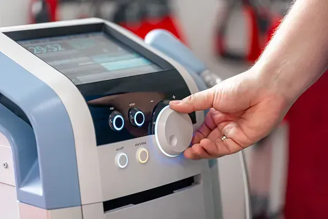 Una persona está presionando un botón en una máquina.