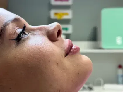 Un primer plano del rostro de una mujer con los ojos cerrados.