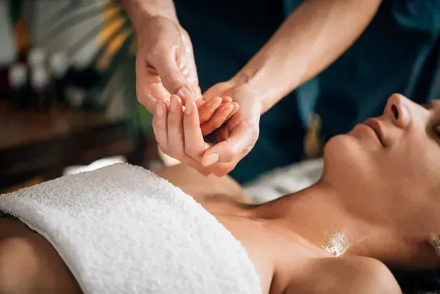 Una mujer está recibiendo un masaje en un spa.