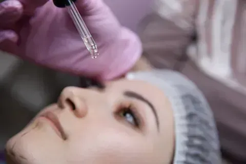 Una mujer está recibiendo un tratamiento facial en un salón de belleza.