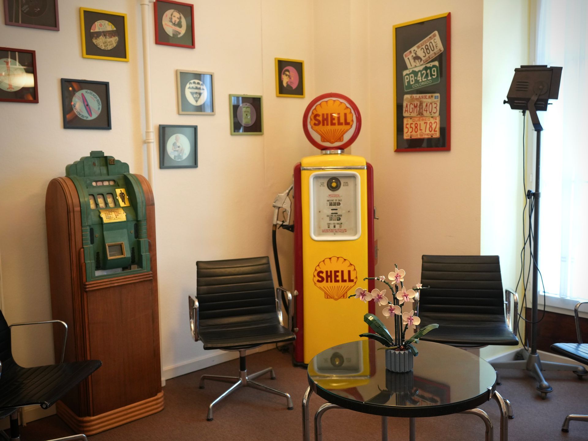 Jukebox vintage avec des lumières roses et rouges scintillantes dans une pièce faiblement éclairée