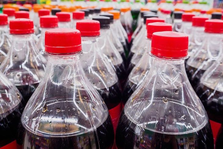 In Reihe geordnete Cola Flaschen im Getränkemart