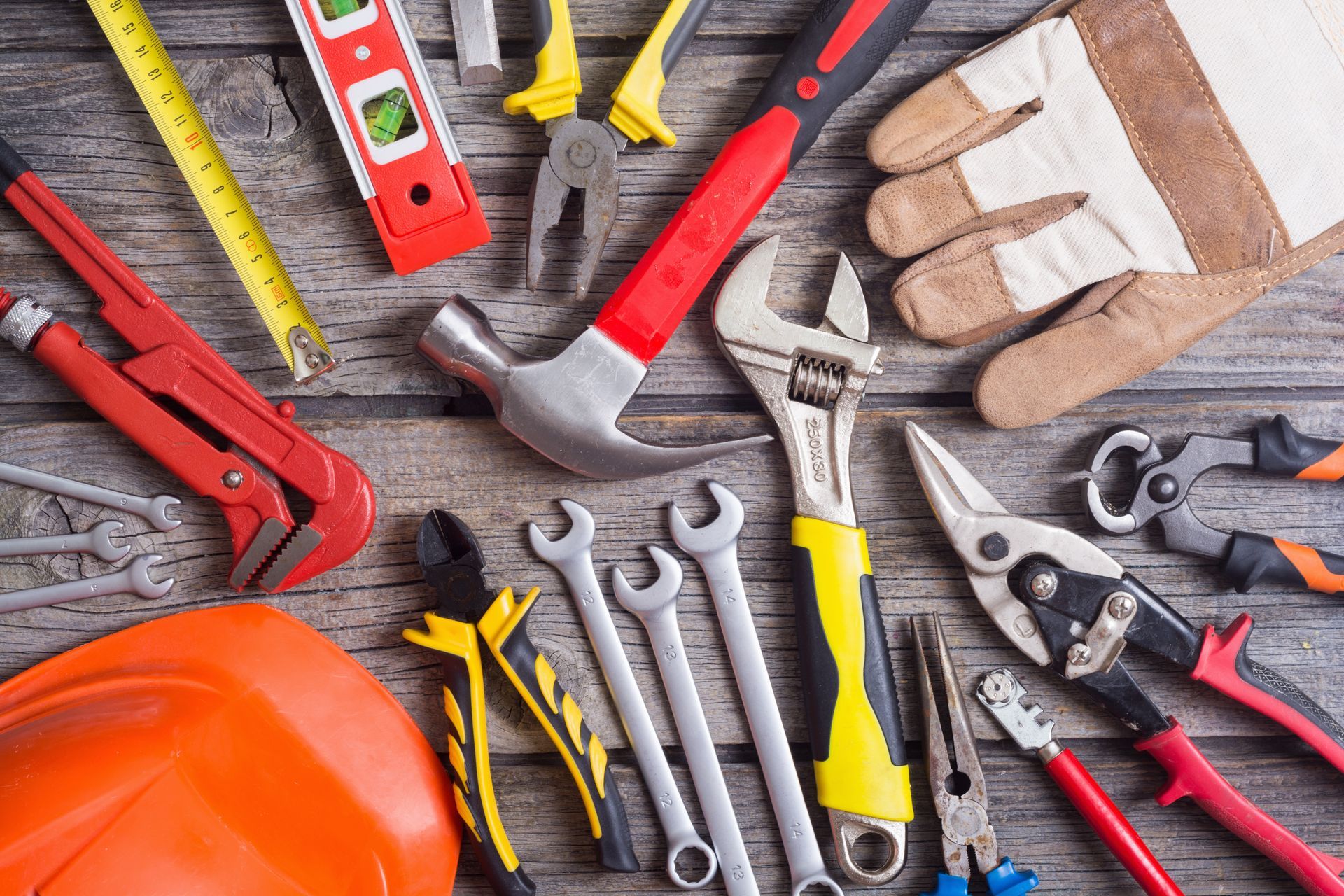 Matériel de bricolage posé sur des planches en bois