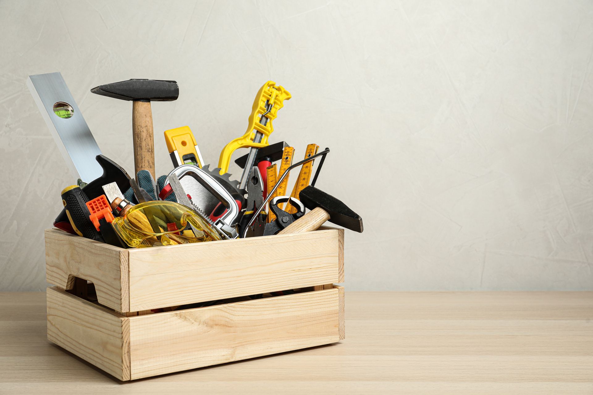 Boîte en bois rempli d'outils de bricolage