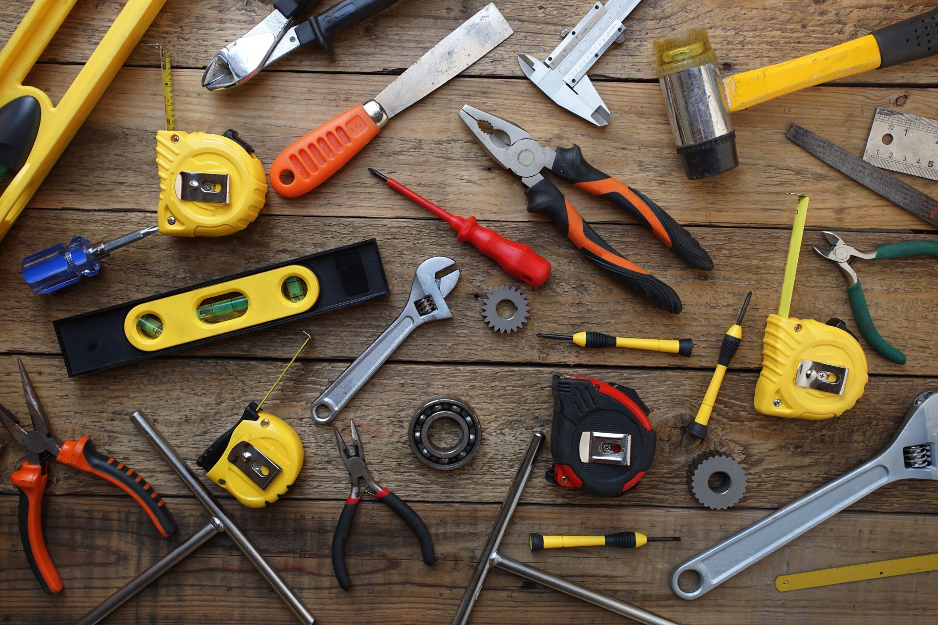 Matériel de bricolage posé sur des planches en bois