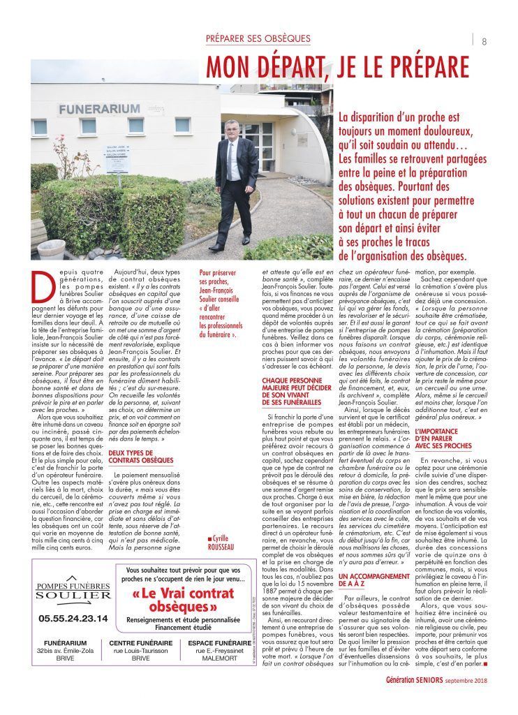 Un homme en costume se tient devant un bâtiment portant l'inscription Funérarium.