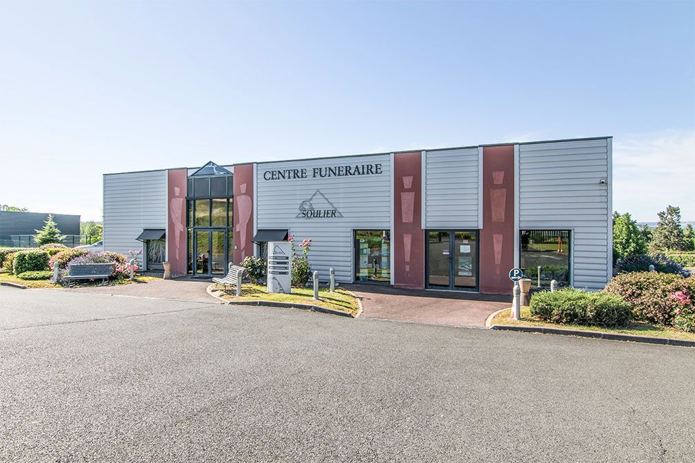 Bâtiment funéraire avec une enseigne indiquant « CENTRE FUNÉRAIRE ».