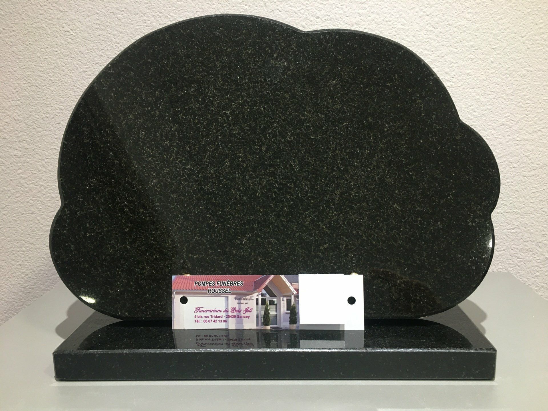 Plaque funéraire en granit noir.