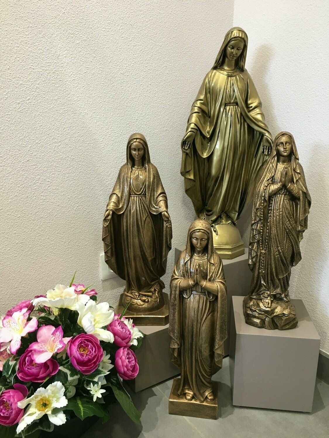 Statuettes de Vierge Marie en bronze.